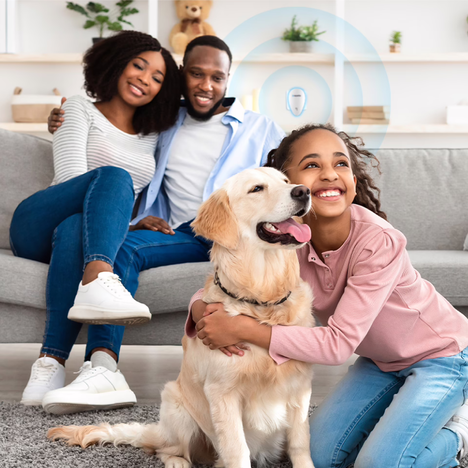 Famille détendue à la maison, protégée par RepellZee